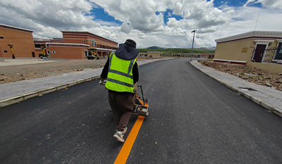 如何避免道路划线施工受到天气因素影响？